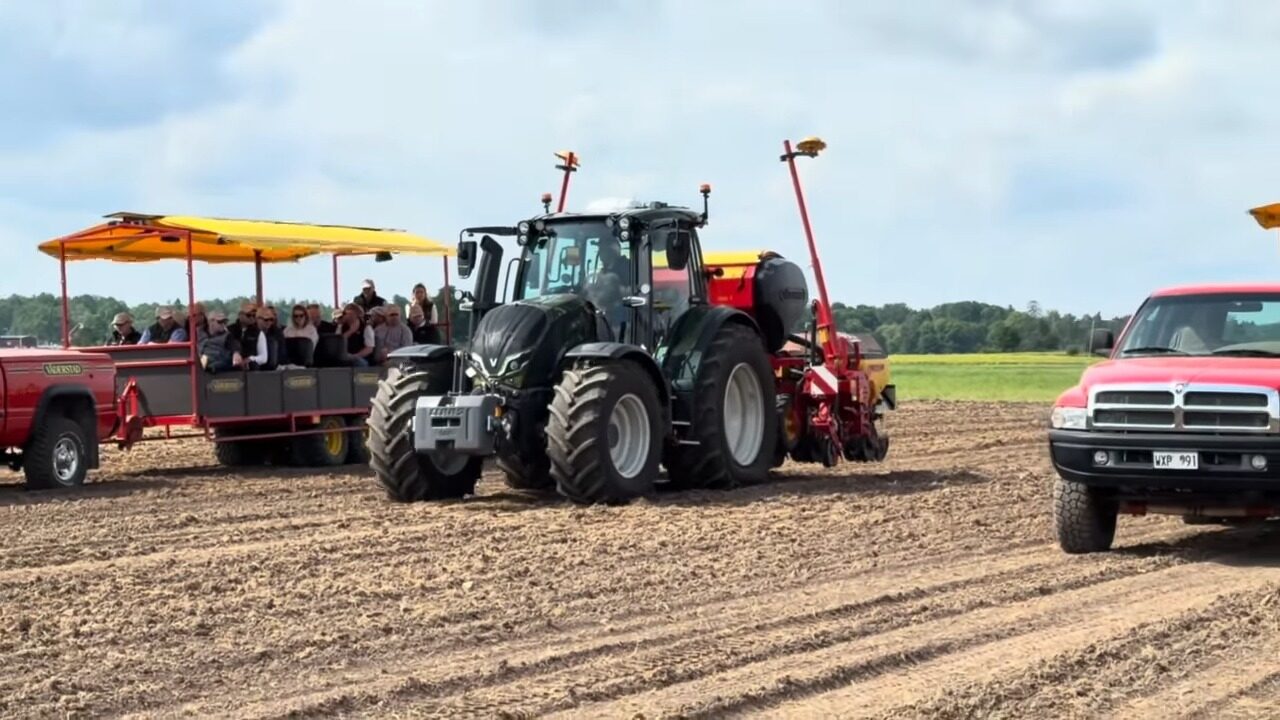 The new Väderstad Tempo T at the field day